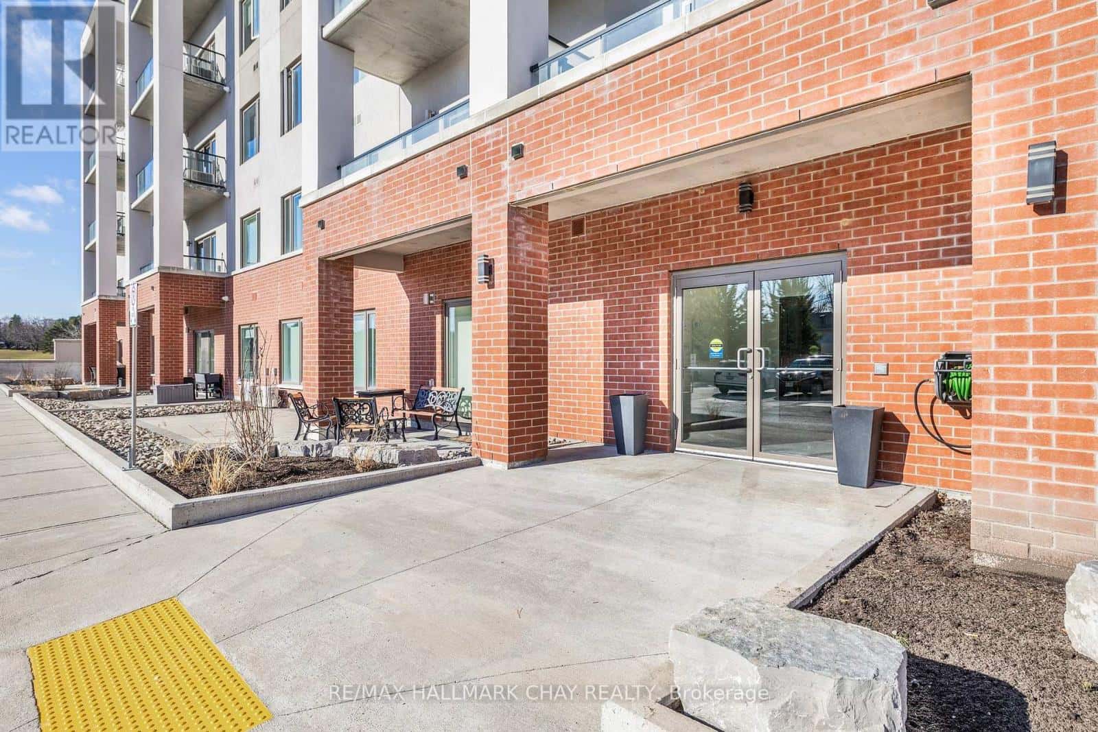 107 - 64 QUEEN STREET S — New Tecumseth (Tottenham), Ontario - Photo 3 of 37