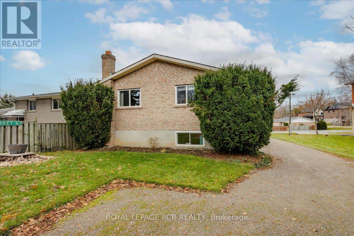 130 PETER STREET — East Gwillimbury (Holland Landing), Ontario - Photo 3 of 29