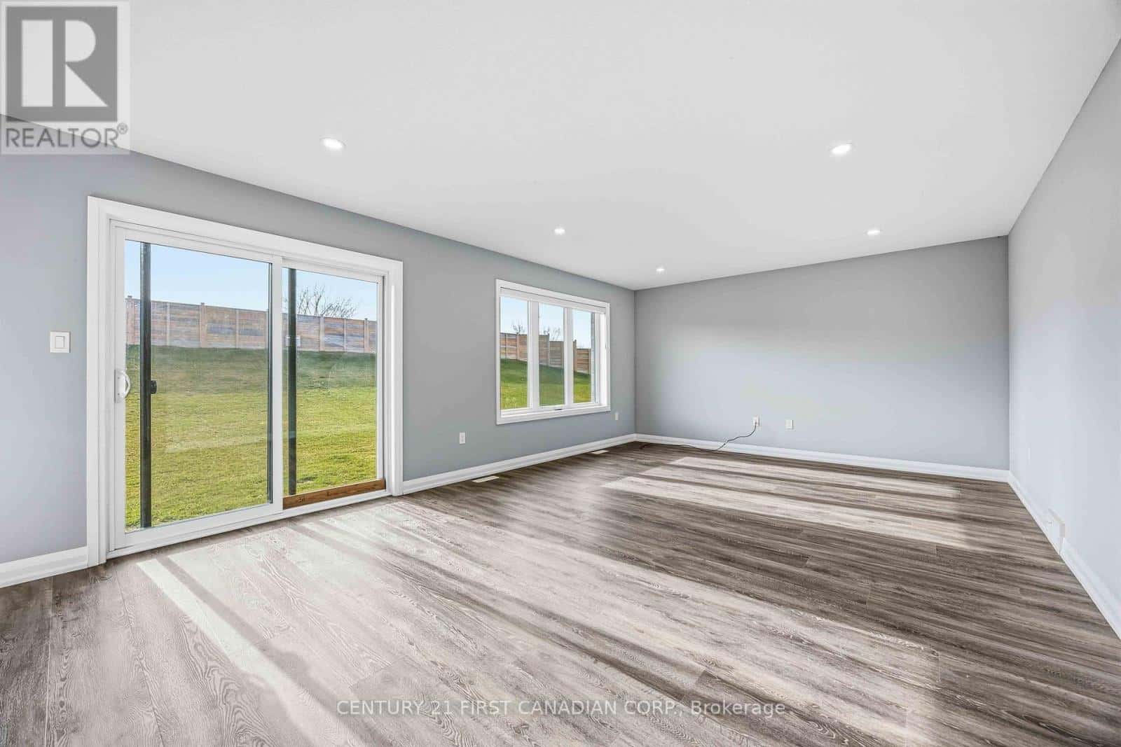 470 MAIN STREET — Plympton-Wyoming (Plympton Wyoming), Ontario - Photo 5 of 25