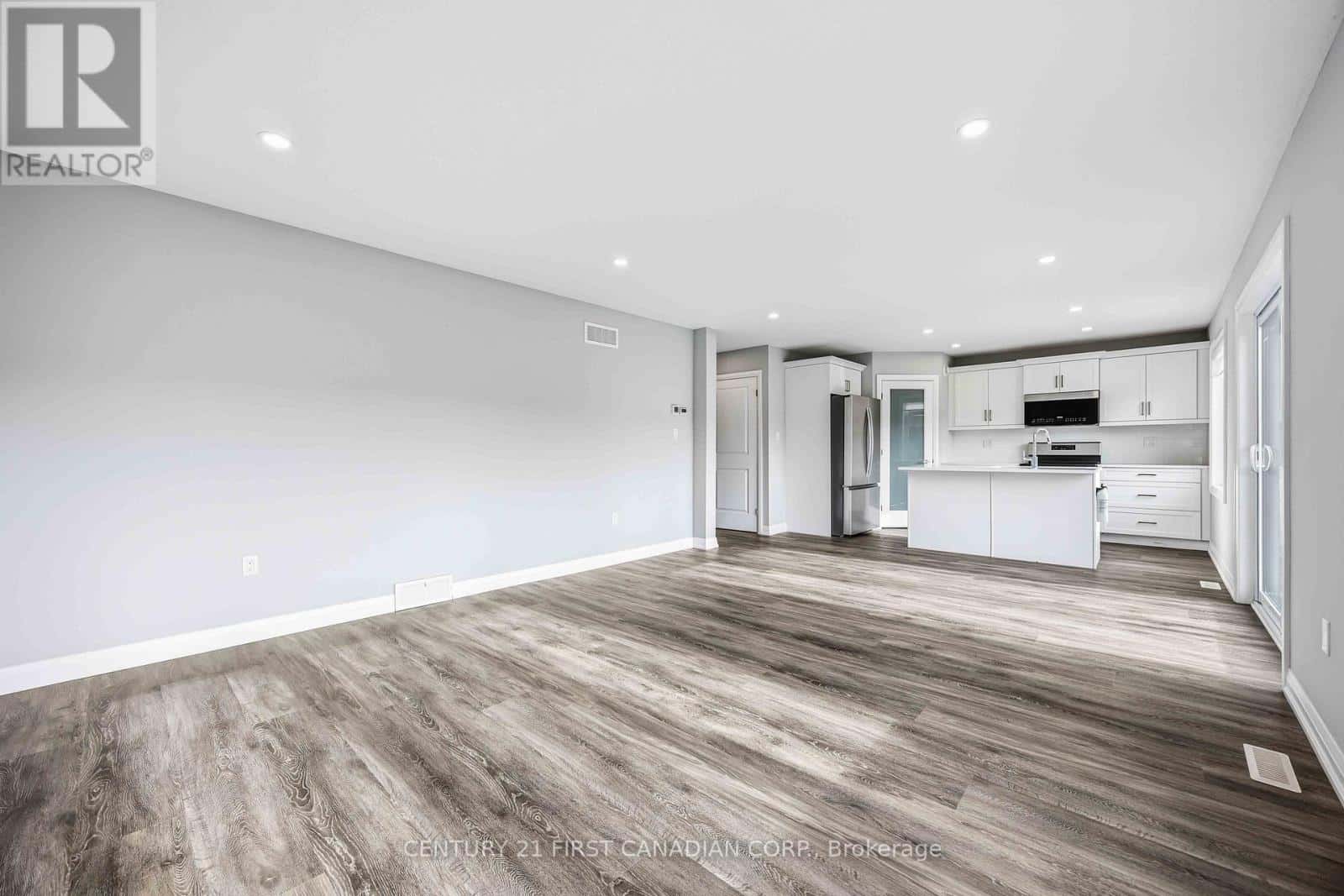 470 MAIN STREET — Plympton-Wyoming (Plympton Wyoming), Ontario - Photo 3 of 25