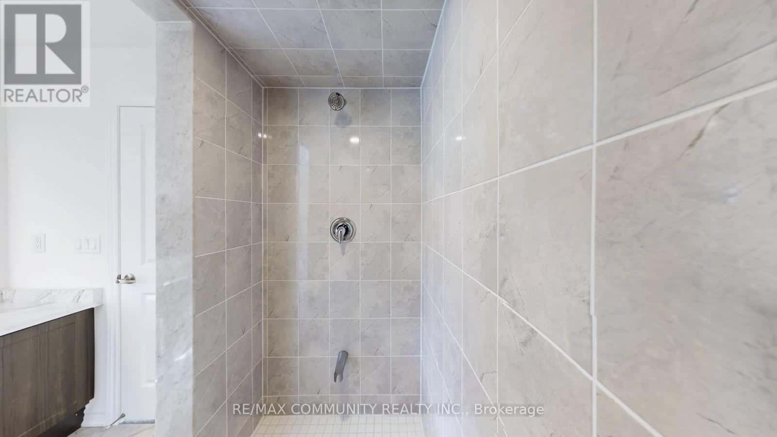 63 English Drive East