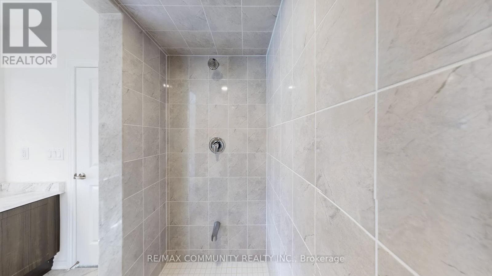 63 ENGLISH DRIVE E — New Tecumseth (Beeton), Ontario - Main photo