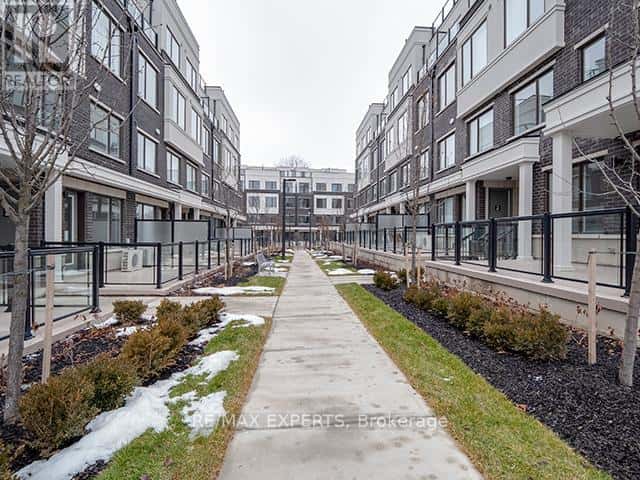 61 - 300 ALEX GARDNER CIRCLE — Aurora (Aurora Village), Ontario - Photo 2 of 17