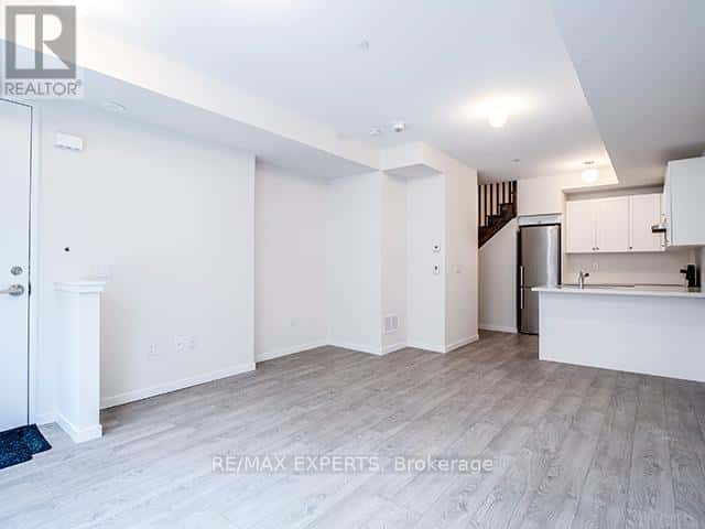 61 - 300 ALEX GARDNER CIRCLE — Aurora (Aurora Village), Ontario - Photo 3 of 17