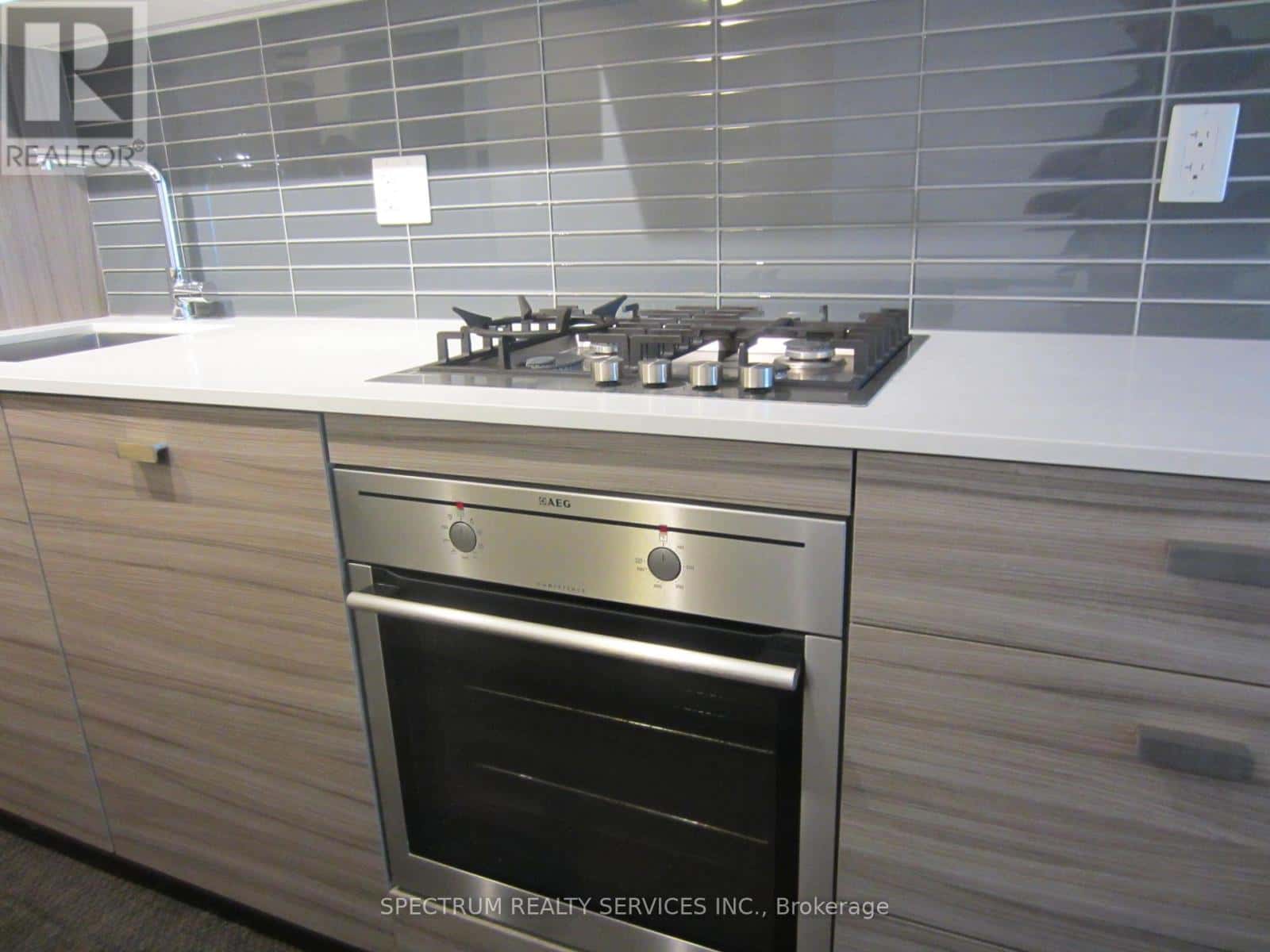 402 - 835 ST. CLAIR AVENUE W — Toronto (Wychwood), Ontario - Photo 2 of 31