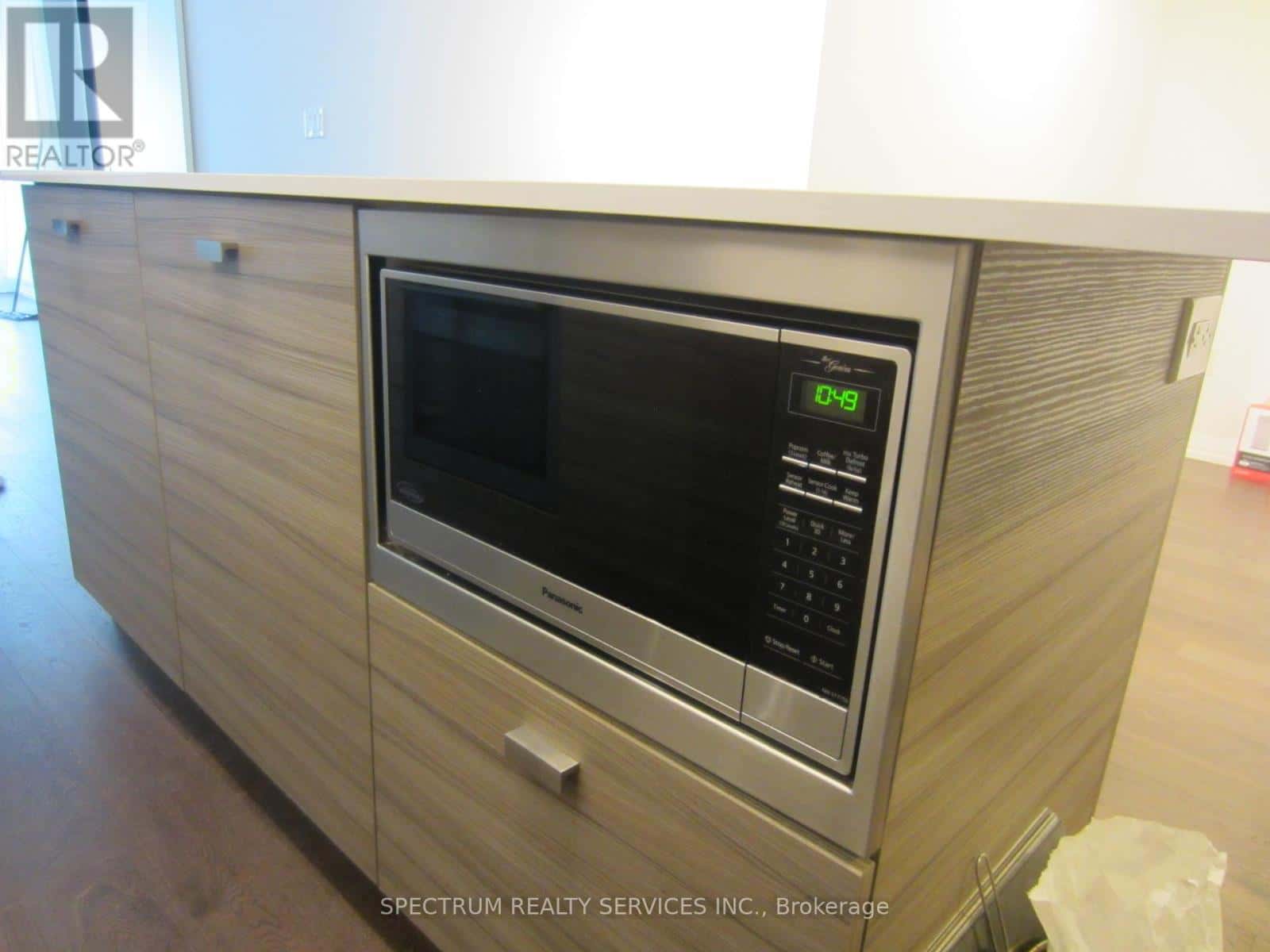 402 - 835 ST. CLAIR AVENUE W — Toronto (Wychwood), Ontario - Photo 4 of 31