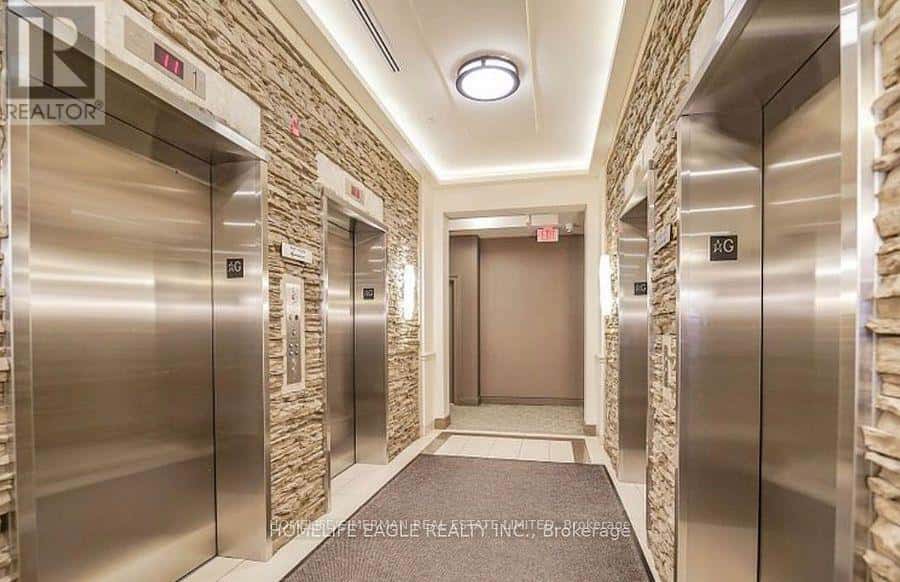 331 - 35 SARANAC BOULEVARD — Toronto (Englemount-Lawrence), Ontario - Photo 4 of 11