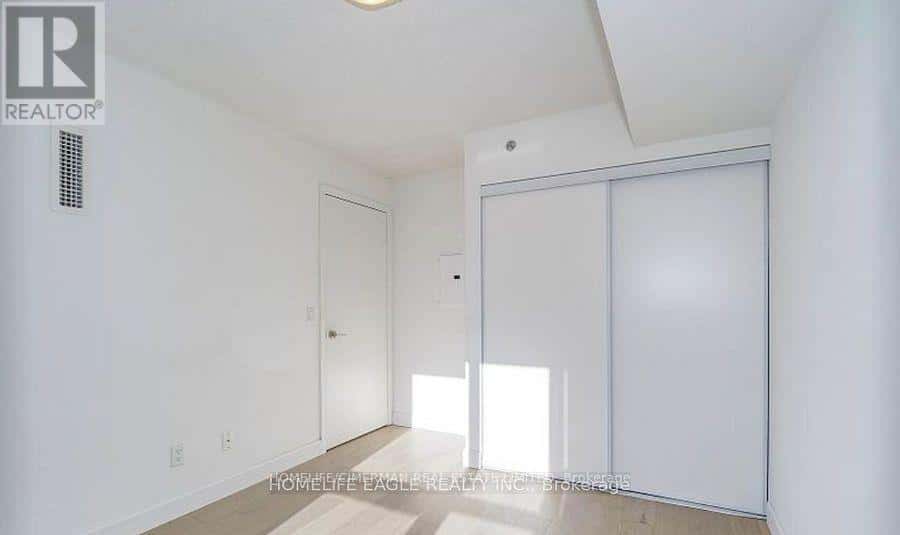 331 - 35 SARANAC BOULEVARD — Toronto (Englemount-Lawrence), Ontario - Photo 3 of 11