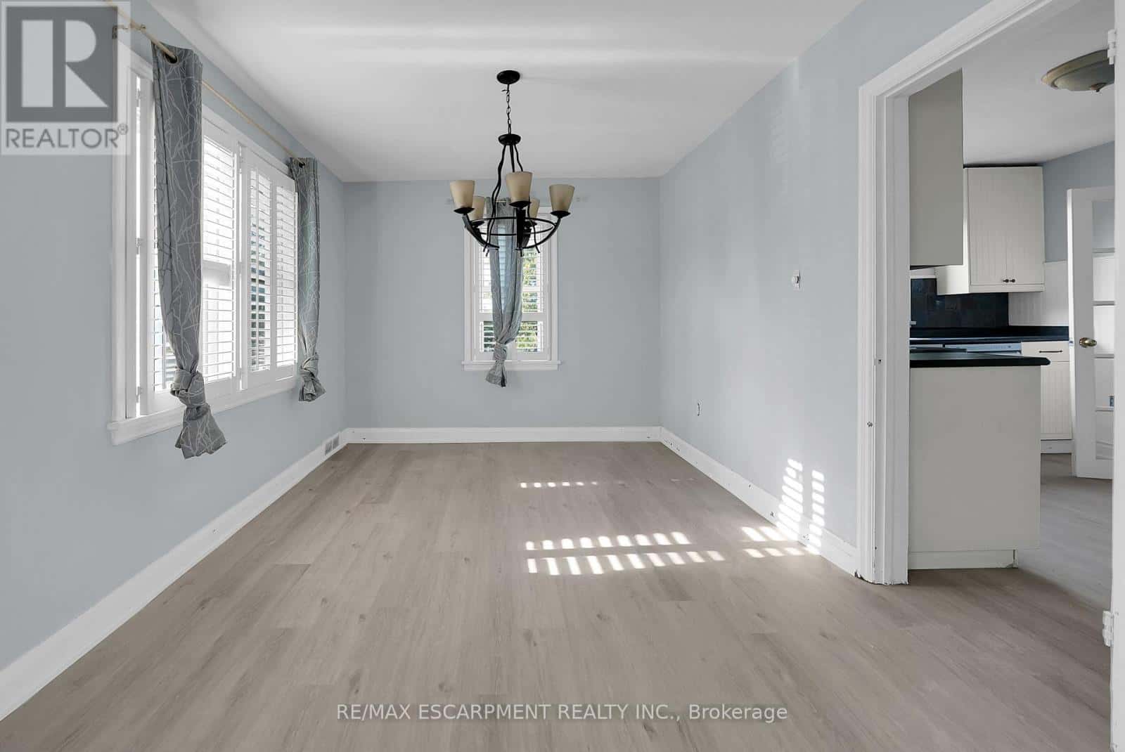 9 ARLINGTON AVENUE — St. Catharines (E. Chester), Ontario - Photo 3 of 27