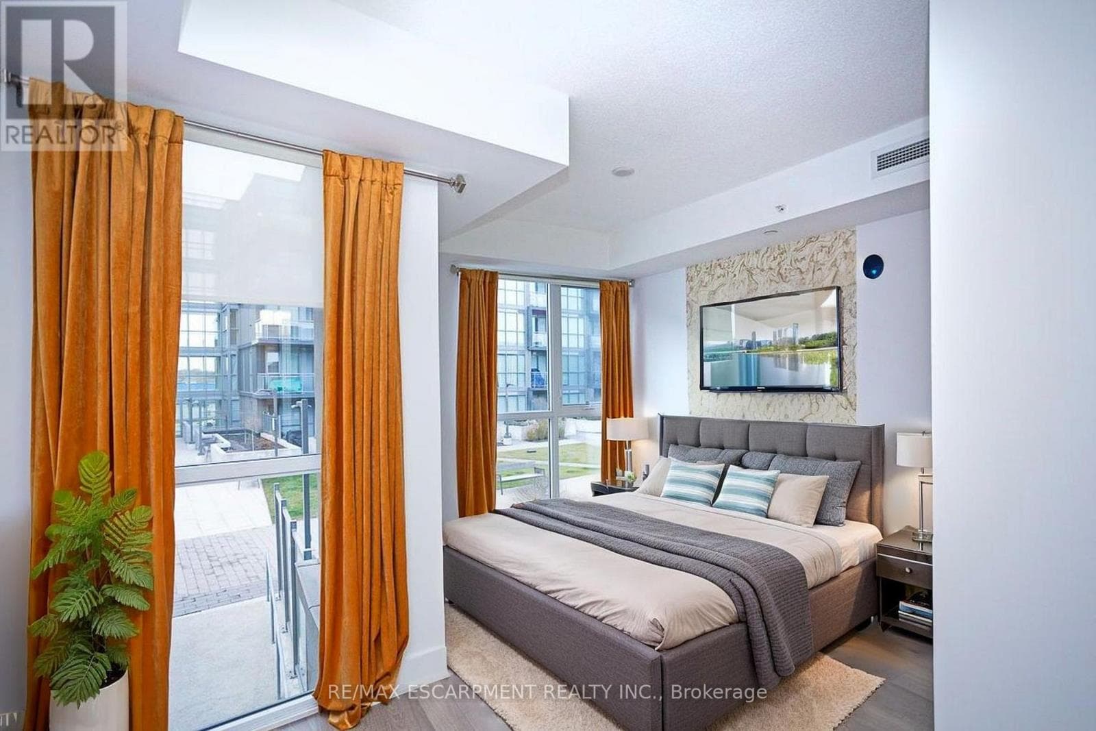 C301 - 5260 DUNDAS STREET — Burlington (Orchard), Ontario - Main photo