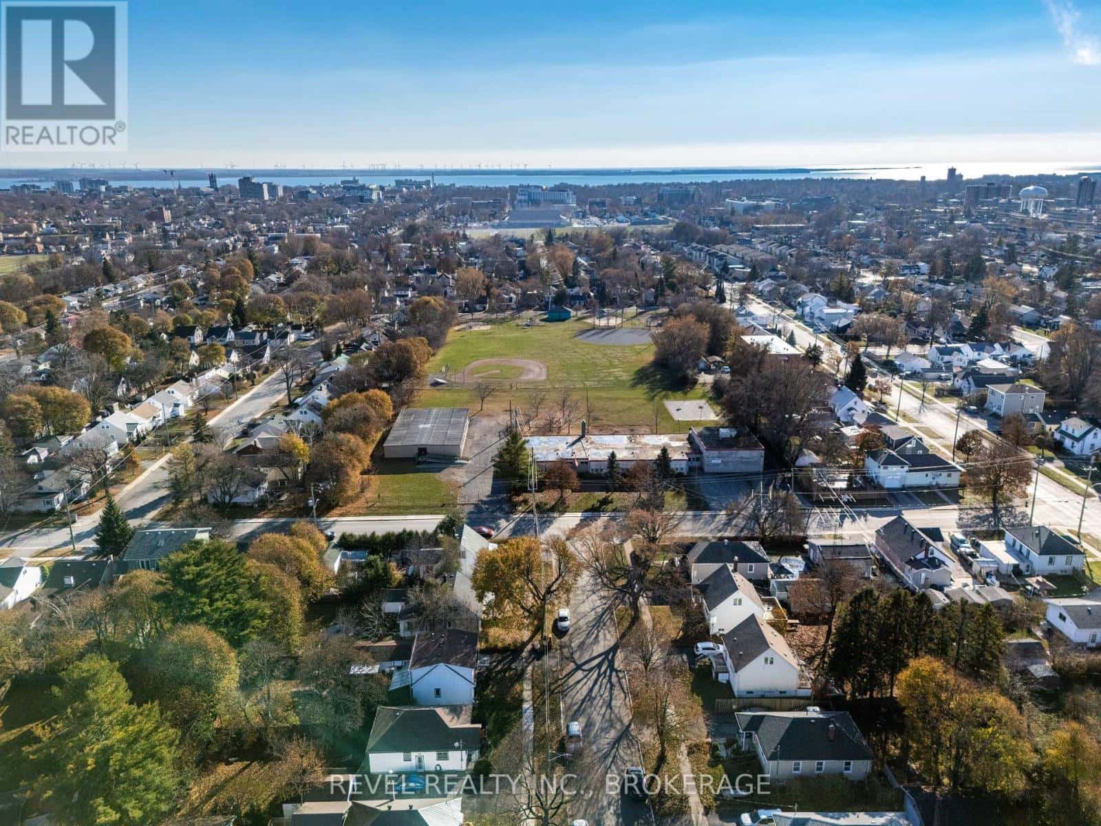 9 HILLCREST AVENUE — Kingston (East of Sir John A. Blvd), Ontario - Photo 4 of 45