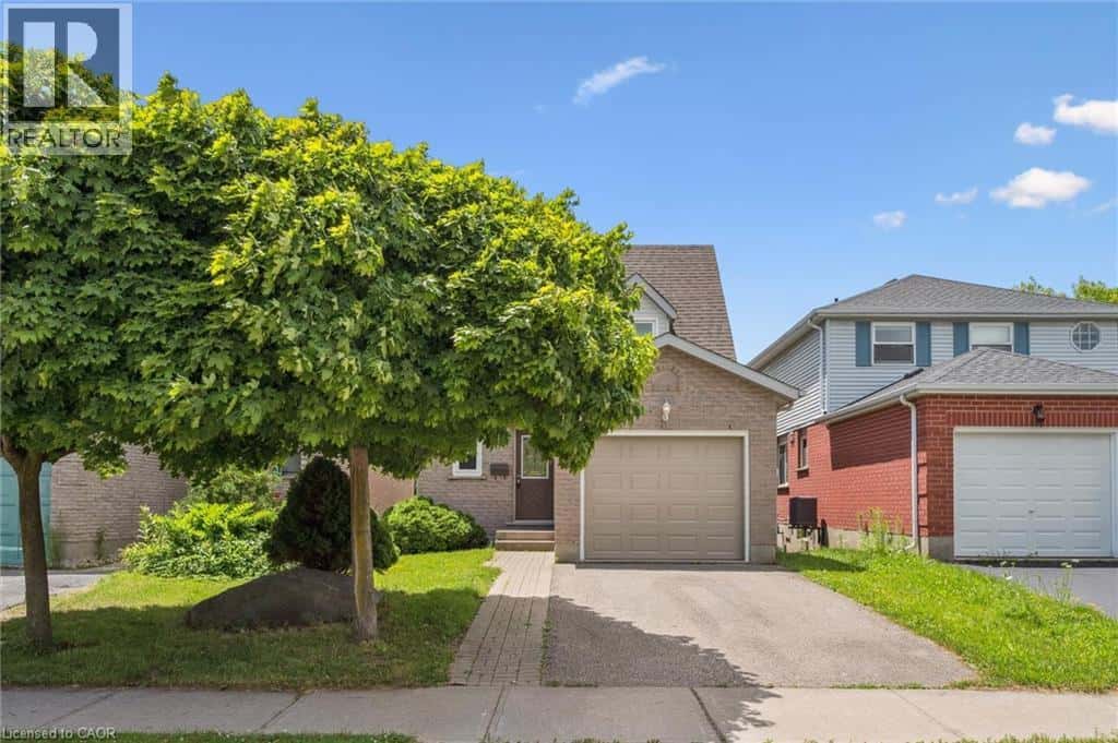 71 MOSS Place — Guelph, Ontario - Photo 4 of 40