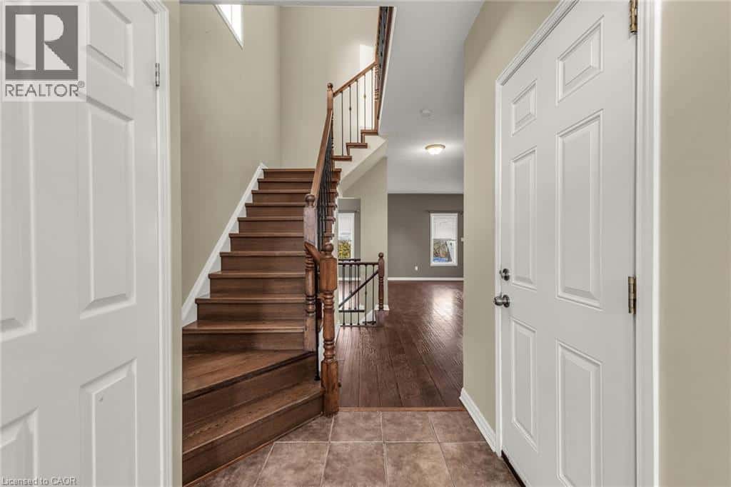 150 BENZIGER Lane — Stoney Creek, Ontario - Photo 4 of 36