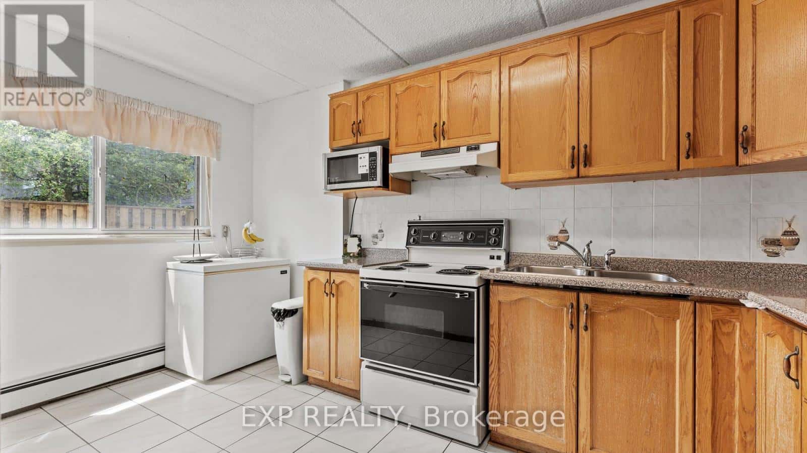 160 - 180 MISSISSAUGA VALLEY BOULEVARD — Mississauga (Mississauga Valleys), Ontario - Photo 2 of 28