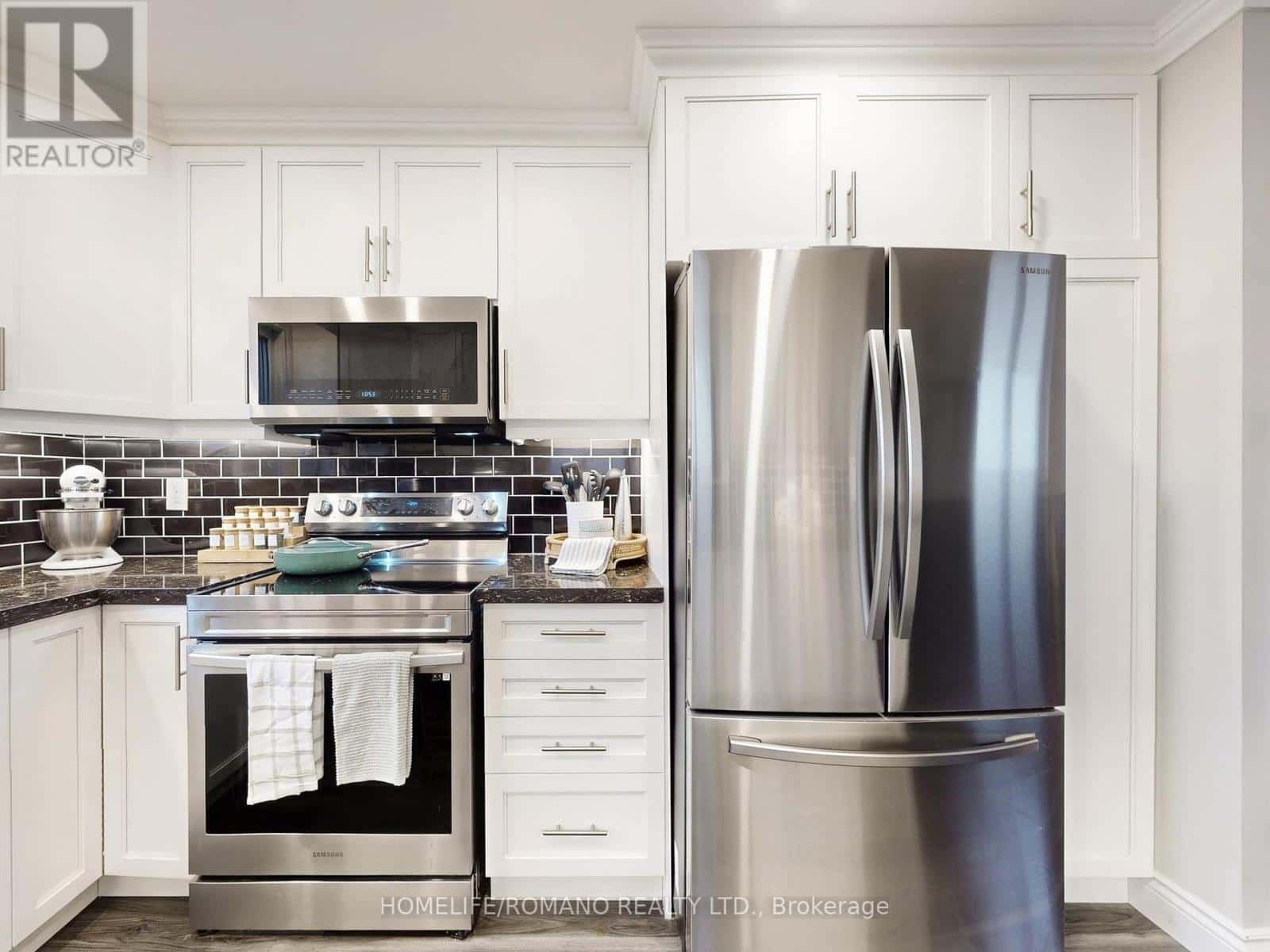 686 IRWIN CRESCENT — Newmarket (Huron Heights-Leslie Valley), Ontario - Photo 3 of 40