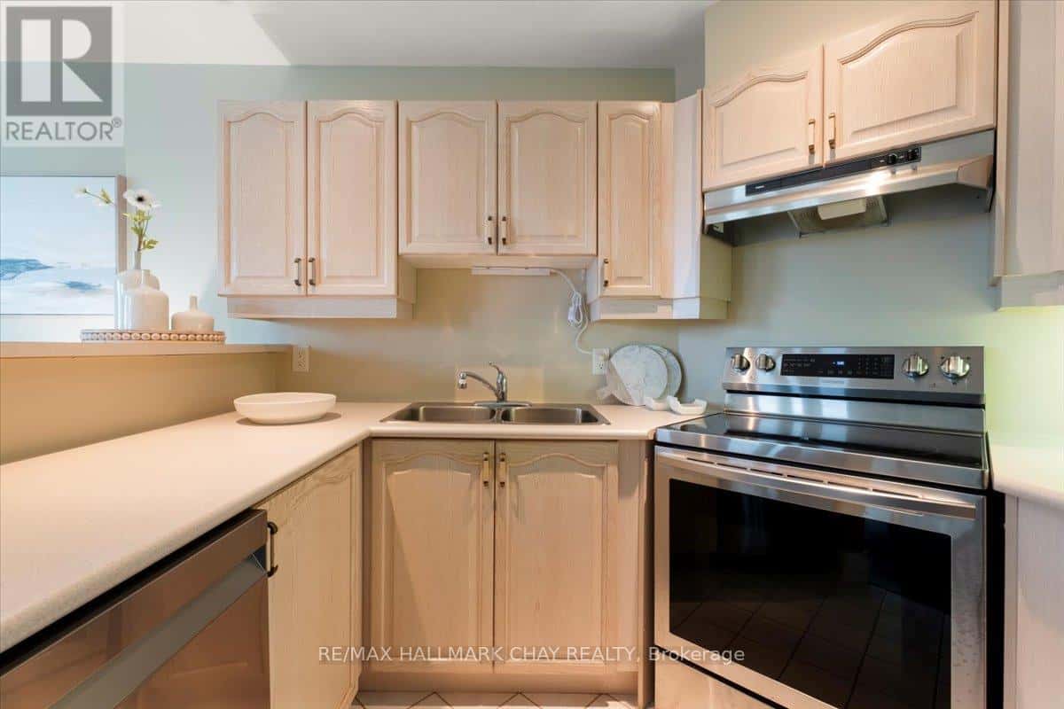 302 - 2 TORONTO STREET — Barrie (City Centre), Ontario - Photo 2 of 48