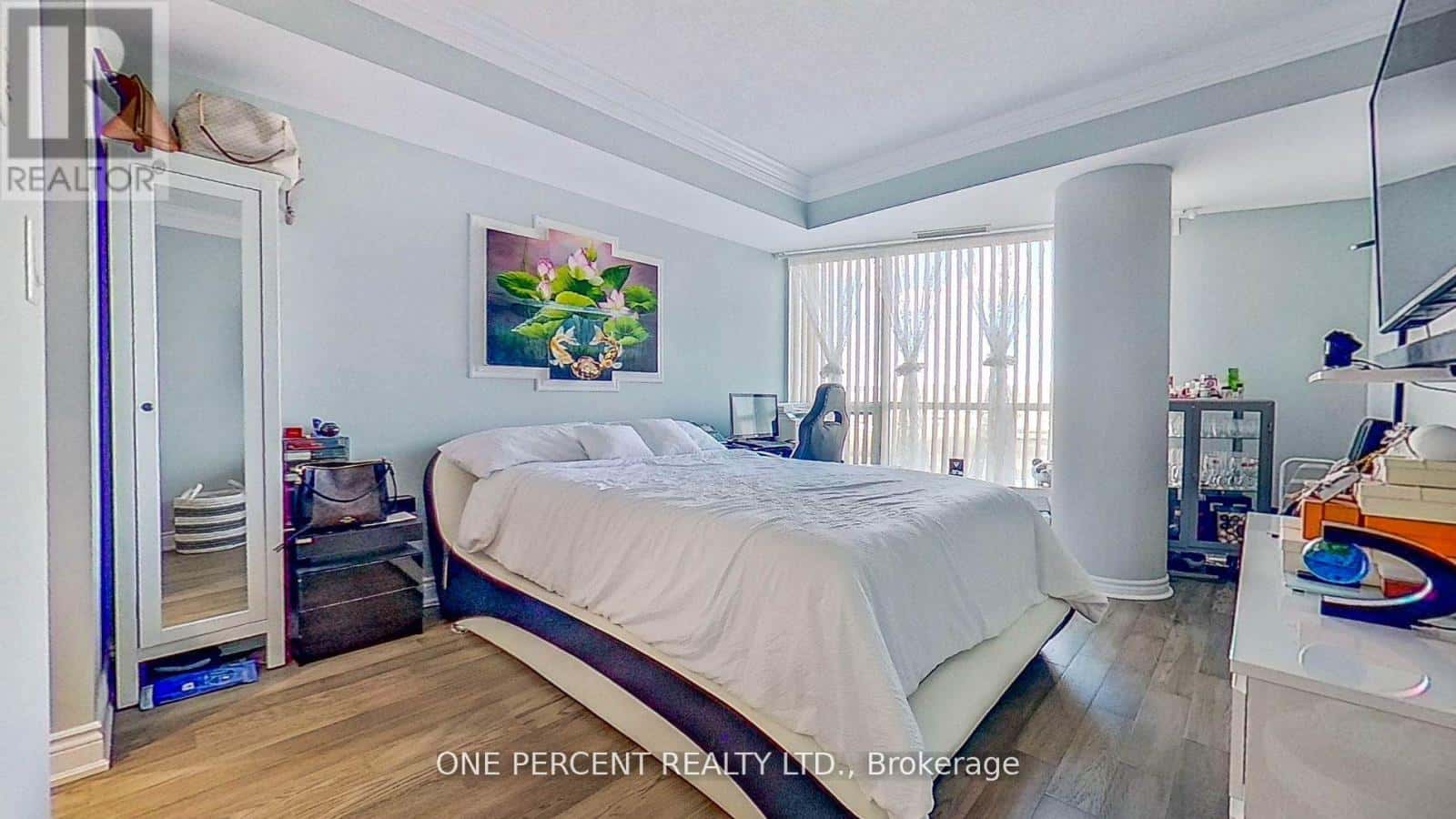 604 - 33 ELLEN STREET — Barrie (Lakeshore), Ontario - Photo 2 of 36