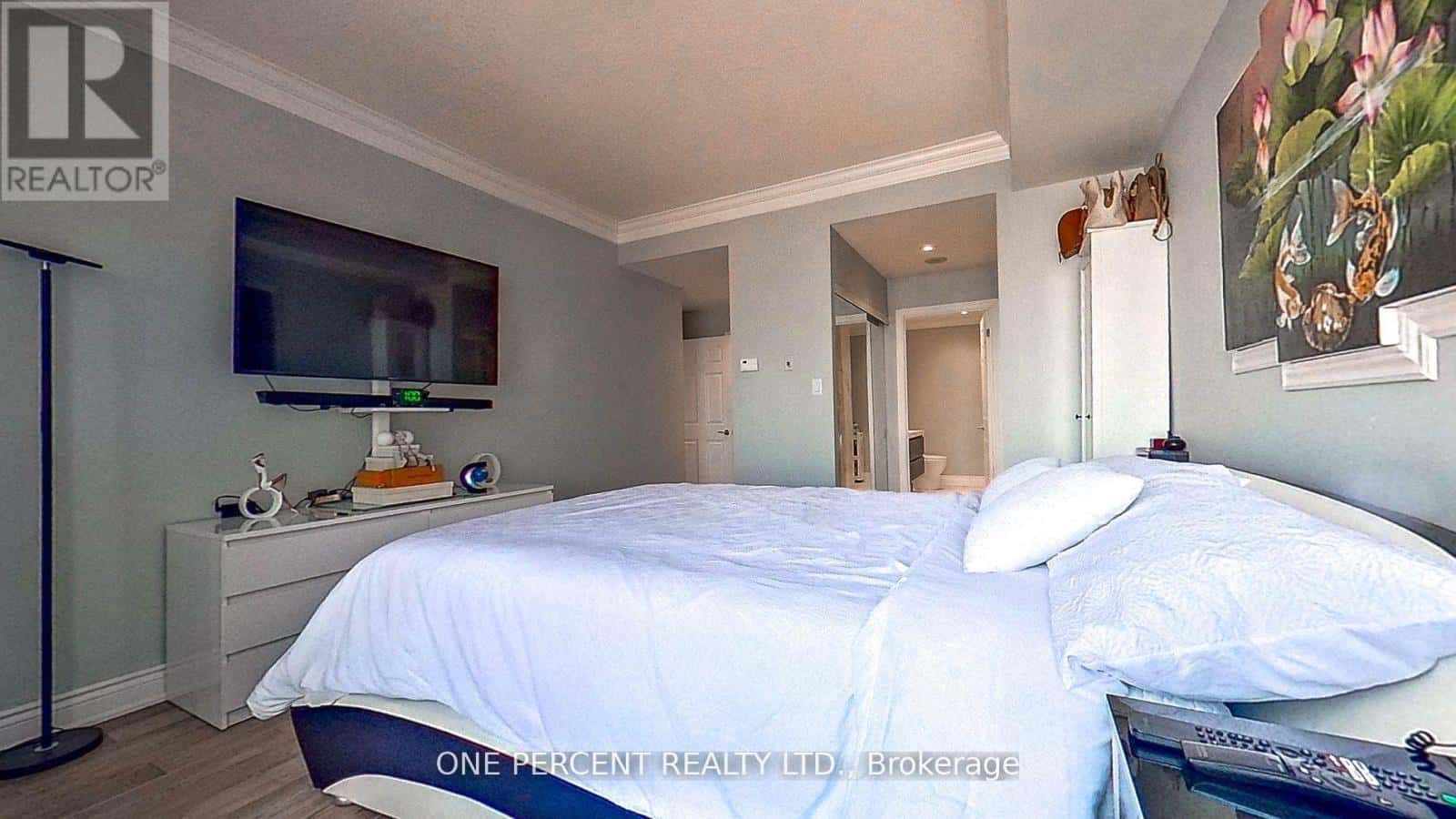 604 - 33 ELLEN STREET — Barrie (Lakeshore), Ontario - Photo 3 of 36