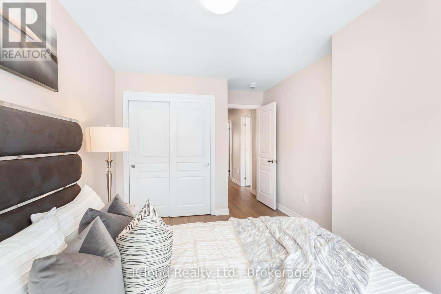 16 HEAVEN CRESCENT — Milton (FO Ford), Ontario - Photo 2 of 47