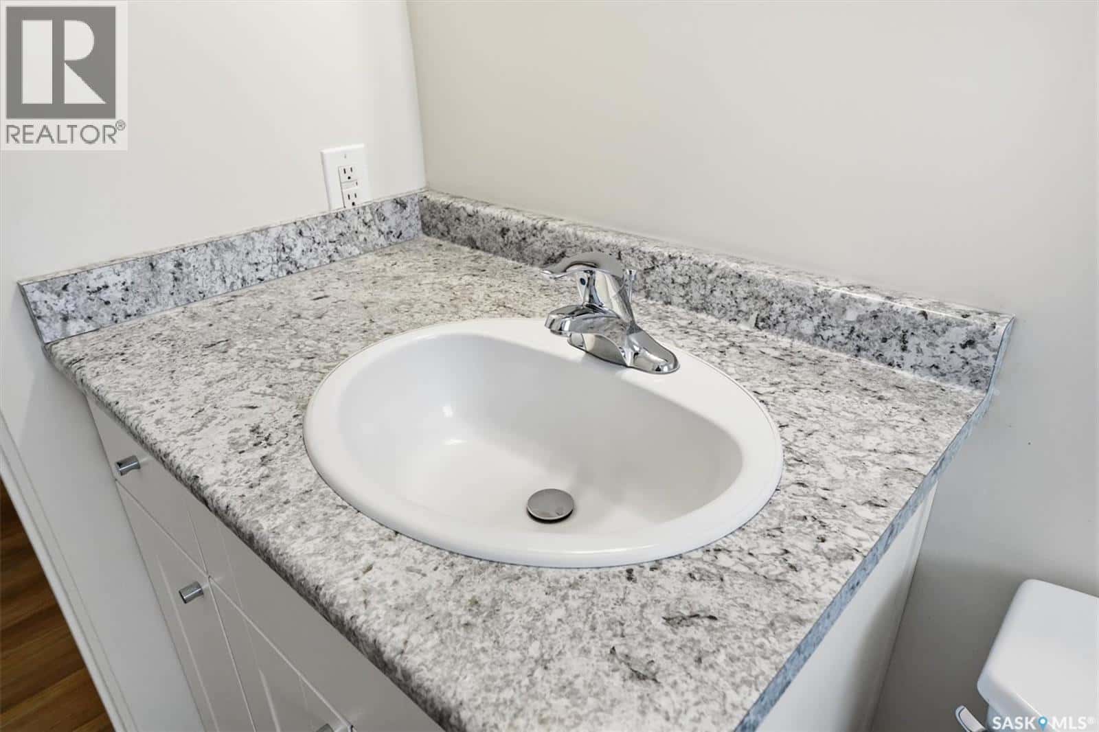 2126 William AVENUE — Saskatoon, Saskatchewan - Photo 4 of 50