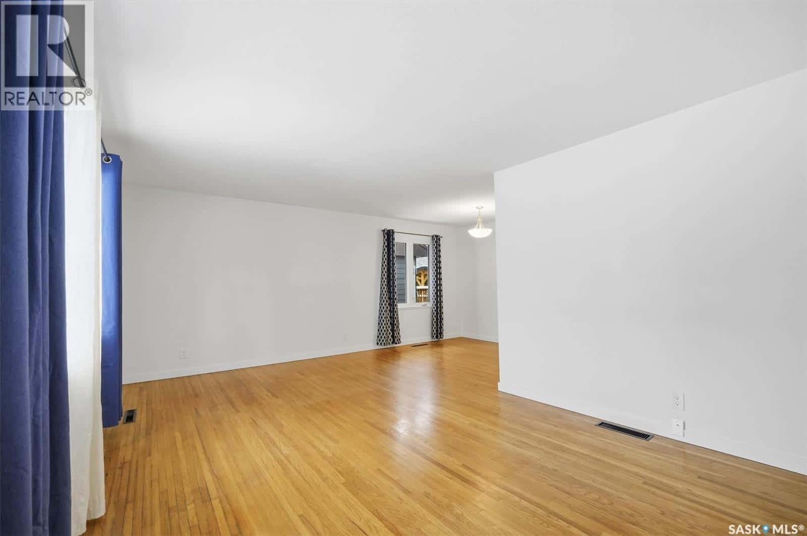 2126 William AVENUE — Saskatoon, Saskatchewan - Photo 3 of 50