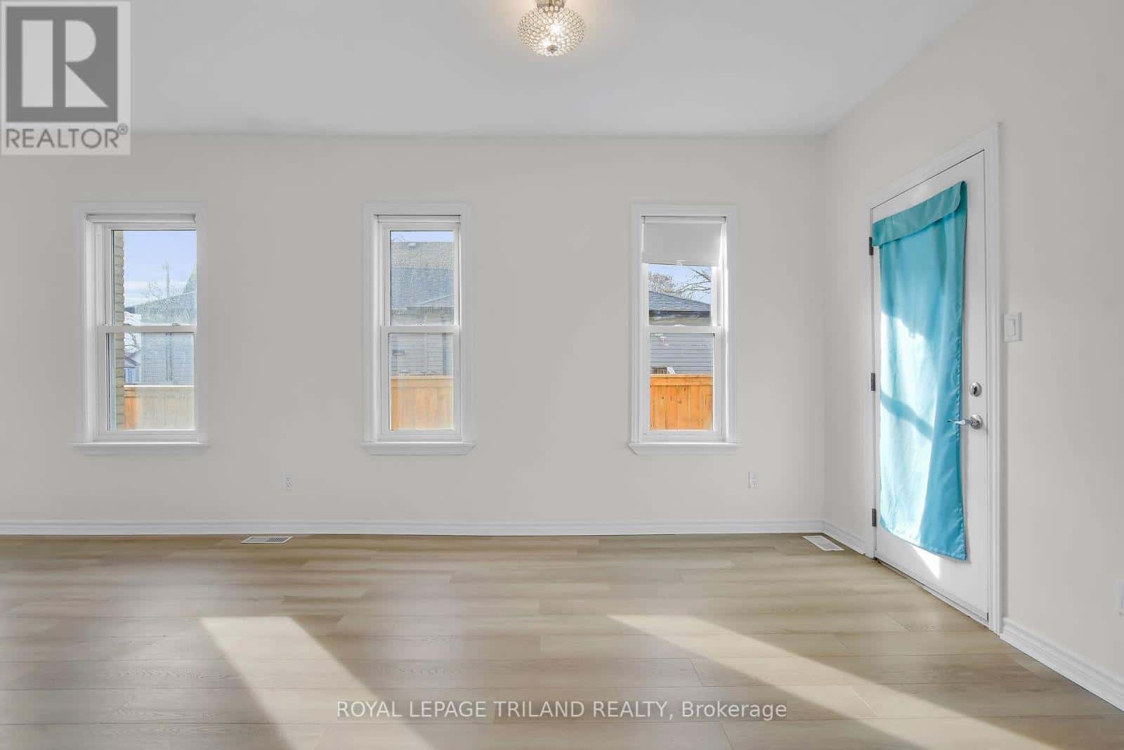 1 - 876 VAN STREET — London East (East L), Ontario - Photo 2 of 20