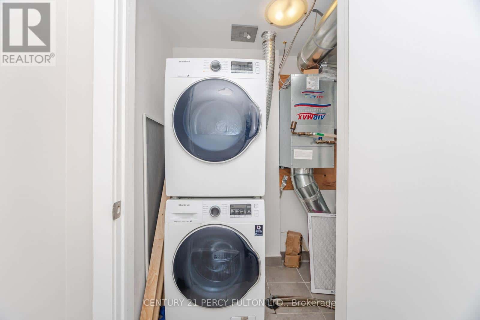 516 - 1555 KINGSTON ROAD — Pickering (Town Centre), Ontario - Photo 2 of 31