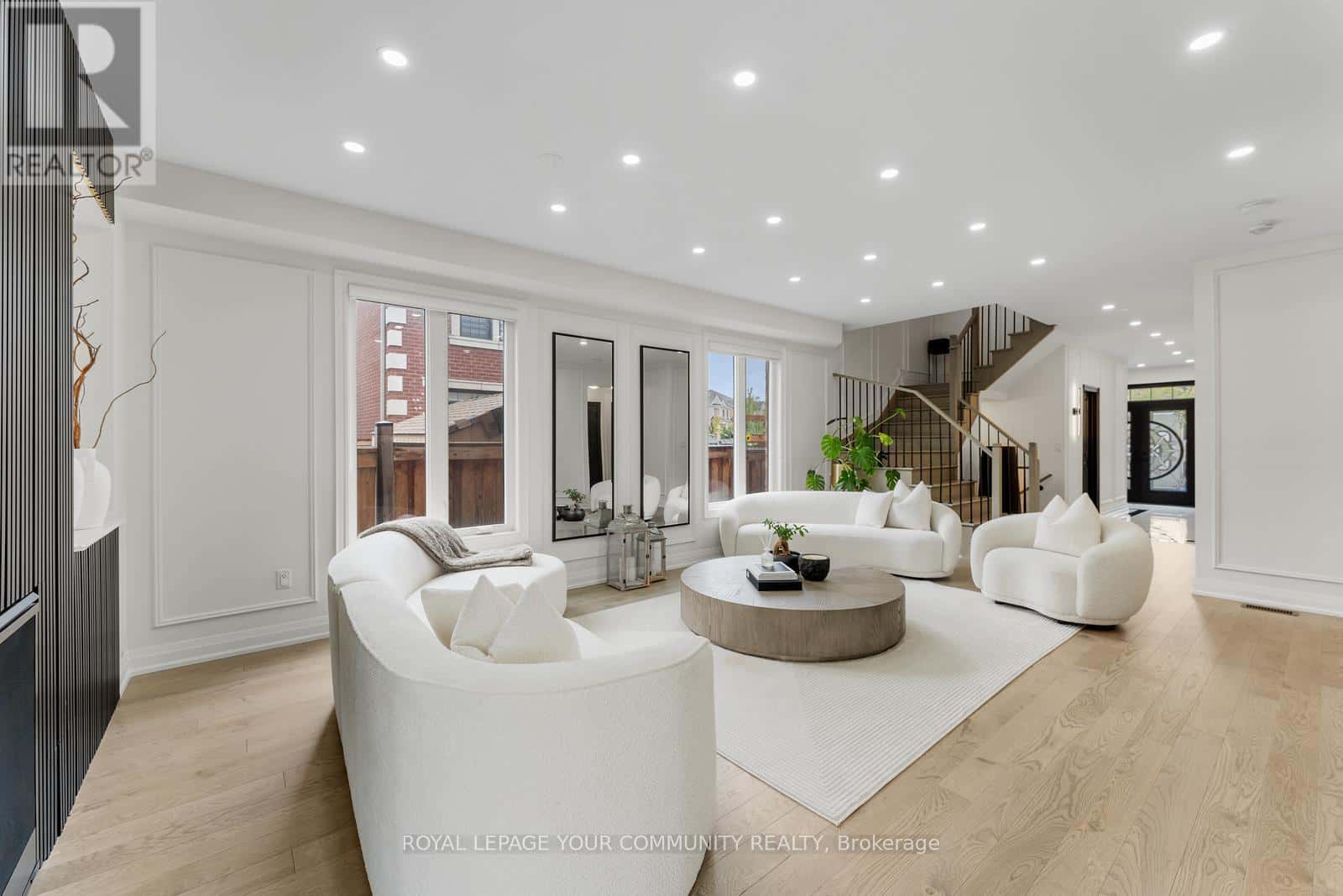 1 BYBLOS COURT — East Gwillimbury (Holland Landing), Ontario - Photo 2 of 50