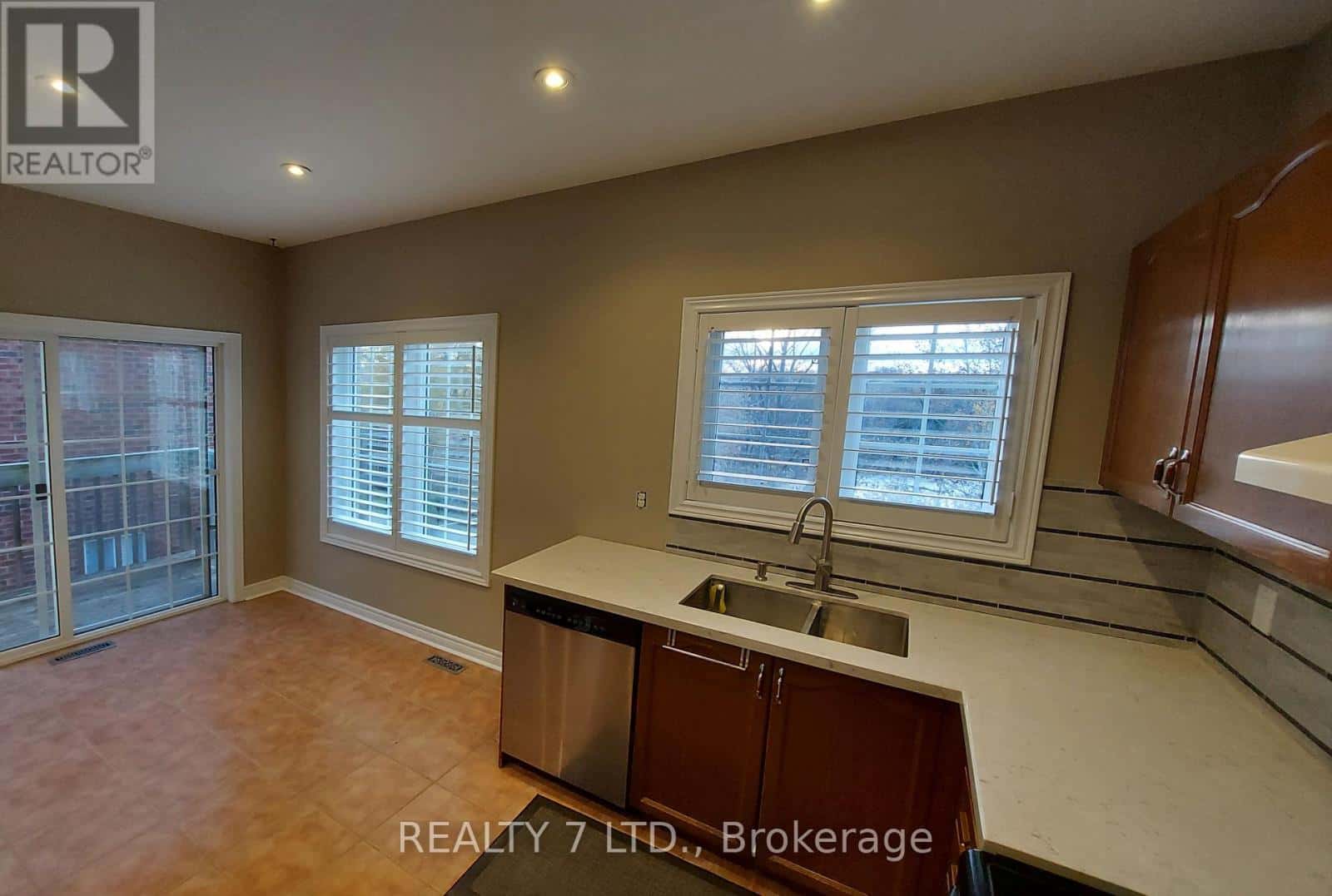 816 WALSH COURT — Newmarket (Summerhill Estates), Ontario - Photo 2 of 14