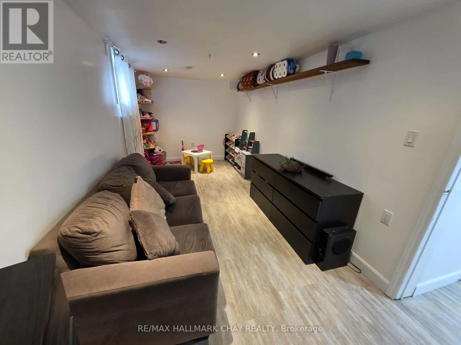 54 SHAKESPEARE CRESCENT — Barrie (Letitia Heights), Ontario - Photo 5 of 33