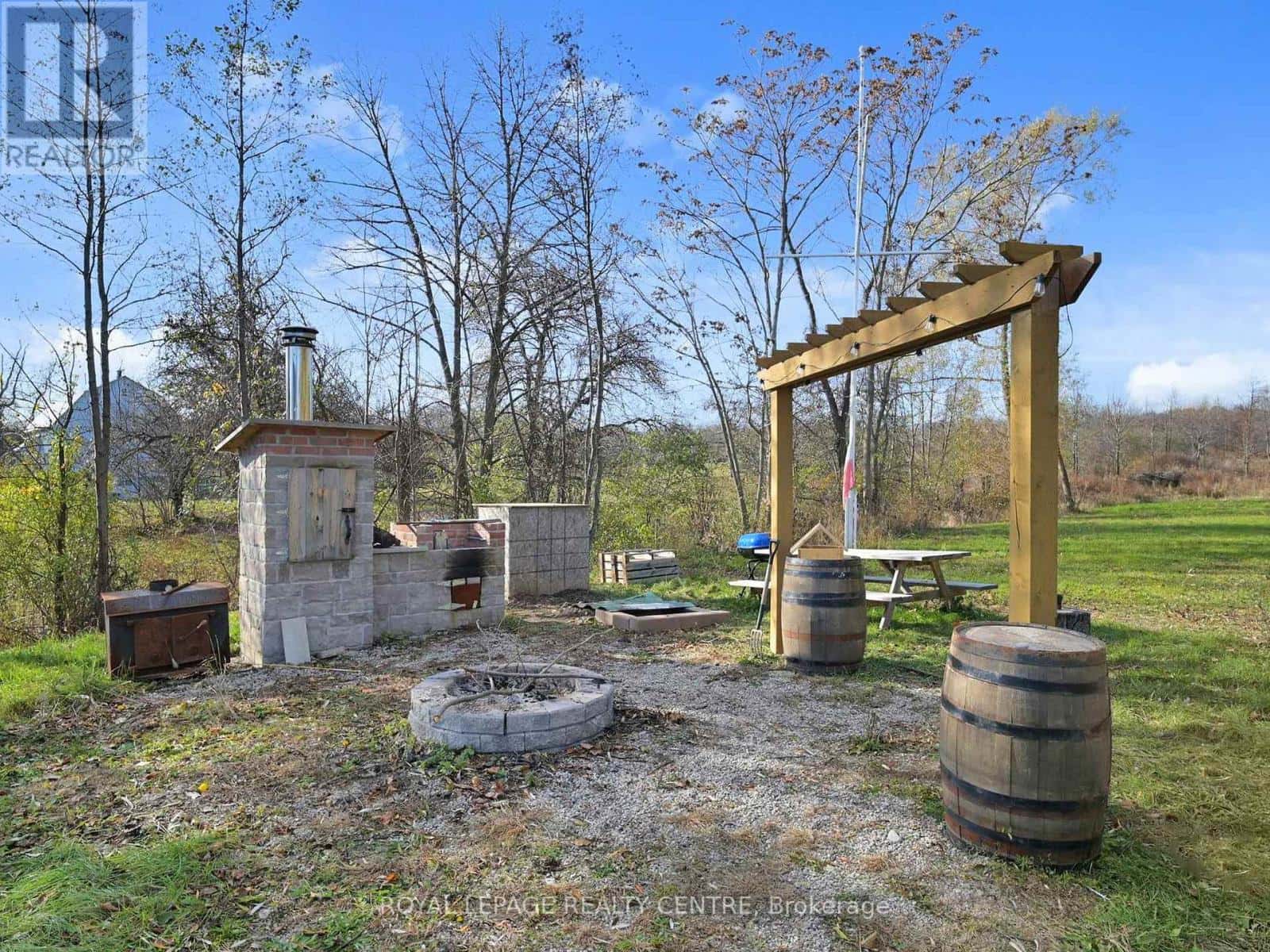 521 OLD YORK ROAD — Burlington (Grindstone), Ontario - Photo 4 of 50