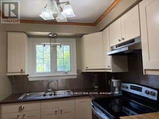 24 SUTTER AVENUE — Brampton (Heart Lake West), Ontario - Photo 4 of 21