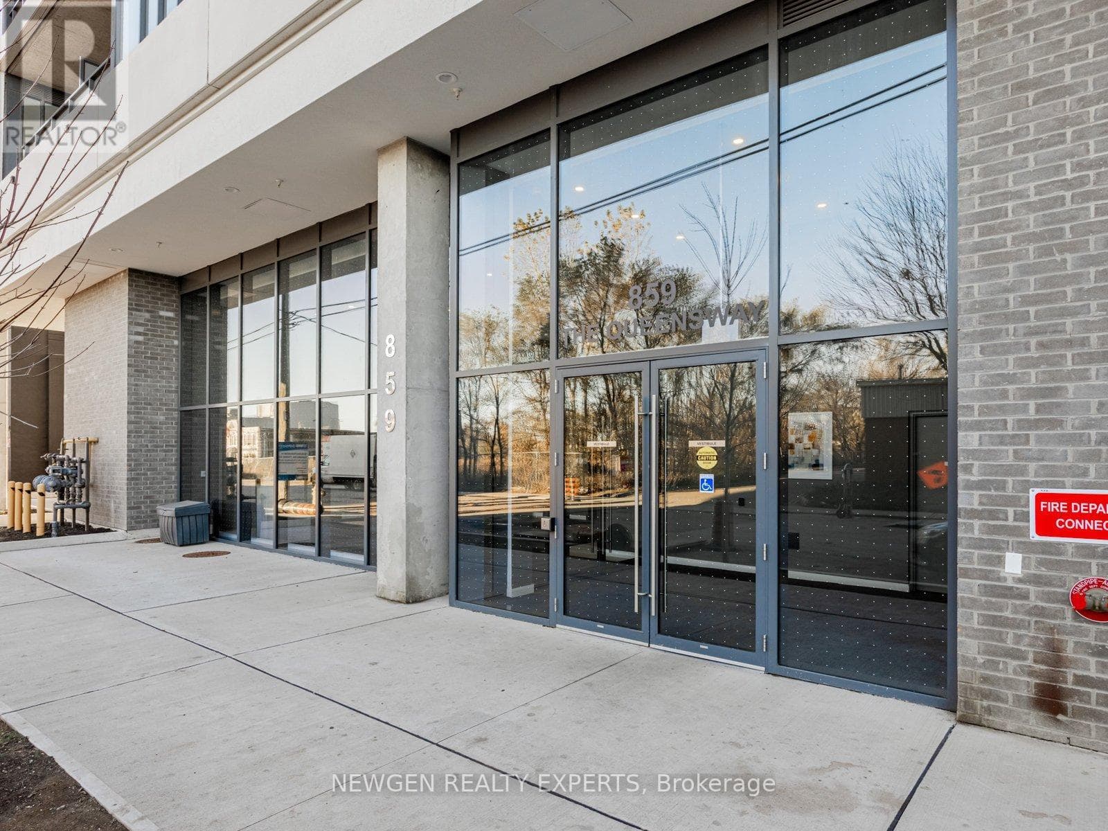 824 - 859 THE QUEENSWAY — Toronto (Stonegate-Queensway), Ontario - Main photo