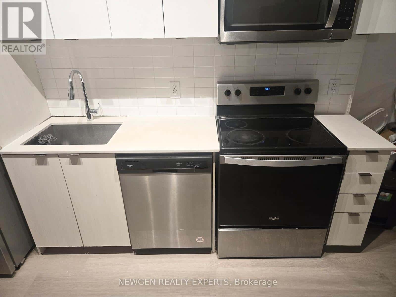 824 - 859 THE QUEENSWAY — Toronto (Stonegate-Queensway), Ontario - Photo 2 of 21