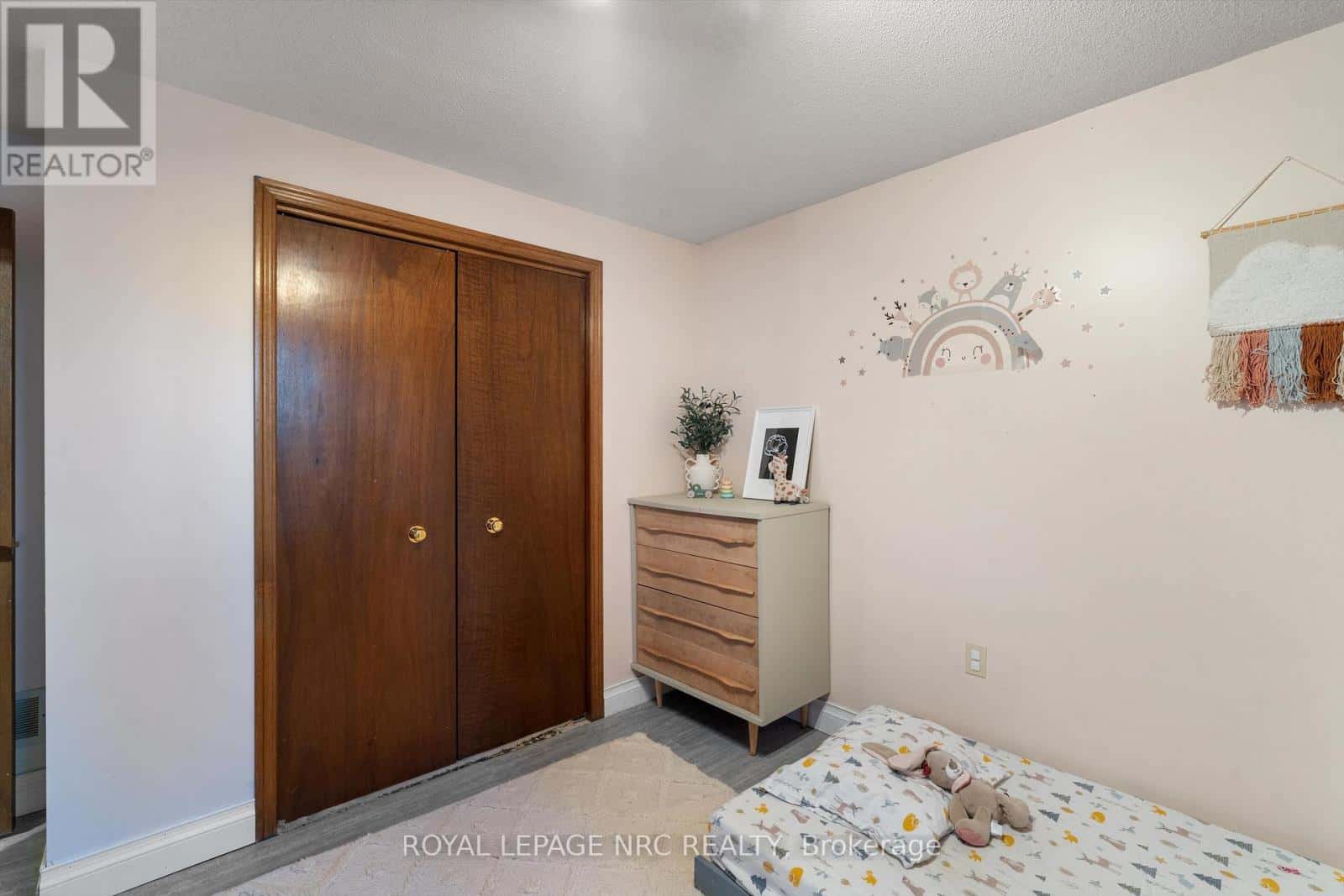 163 PINE STREET S — Thorold (Thorold Downtown), Ontario - Photo 4 of 38