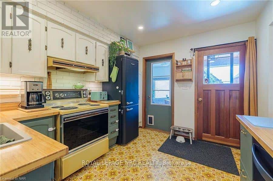 28 WILLIAM STREET W — Hamilton (Landsdale), Ontario - Photo 4 of 49