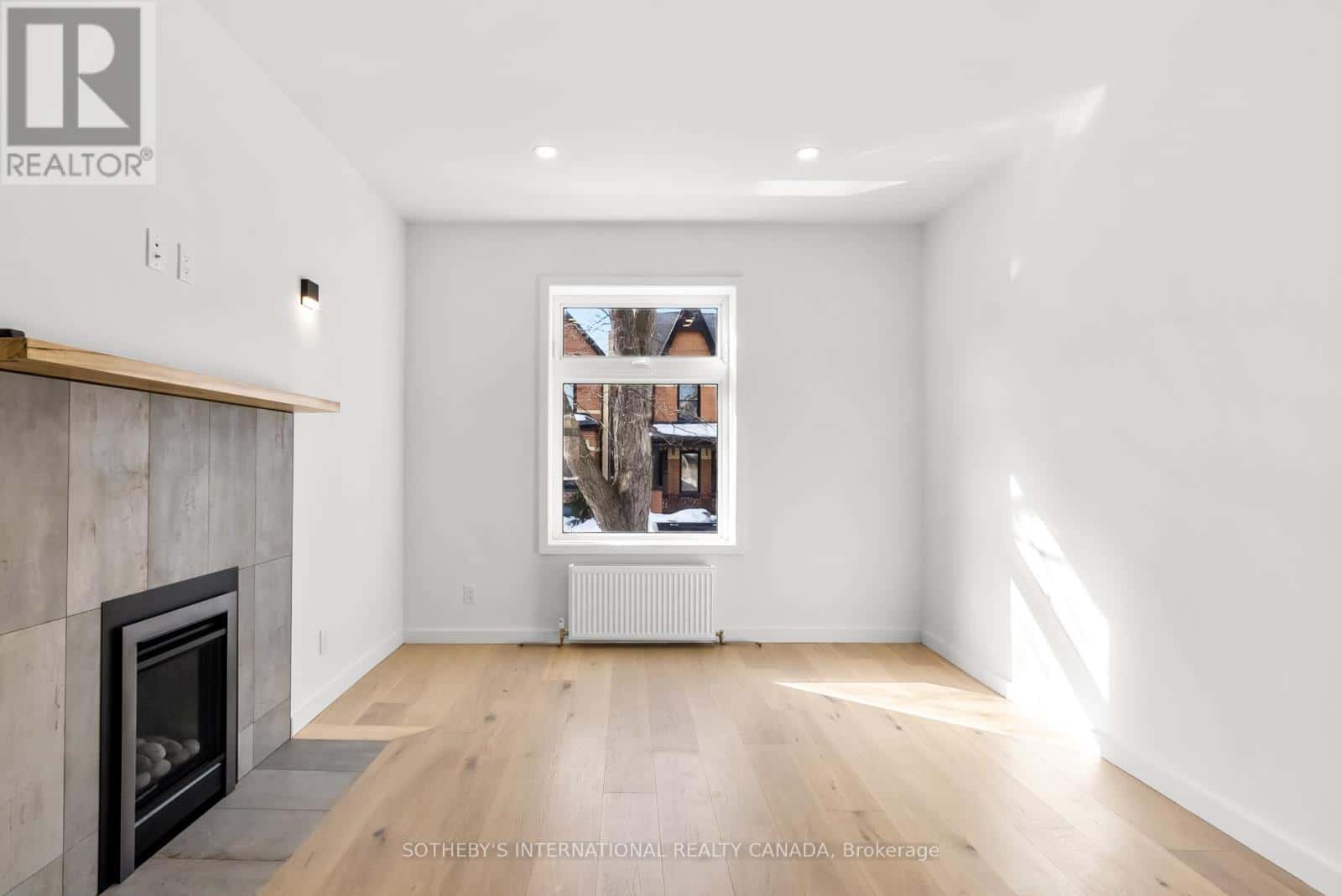 MAIN - 301 EUCLID AVENUE — Toronto (Trinity-Bellwoods), Ontario - Photo 3 of 12