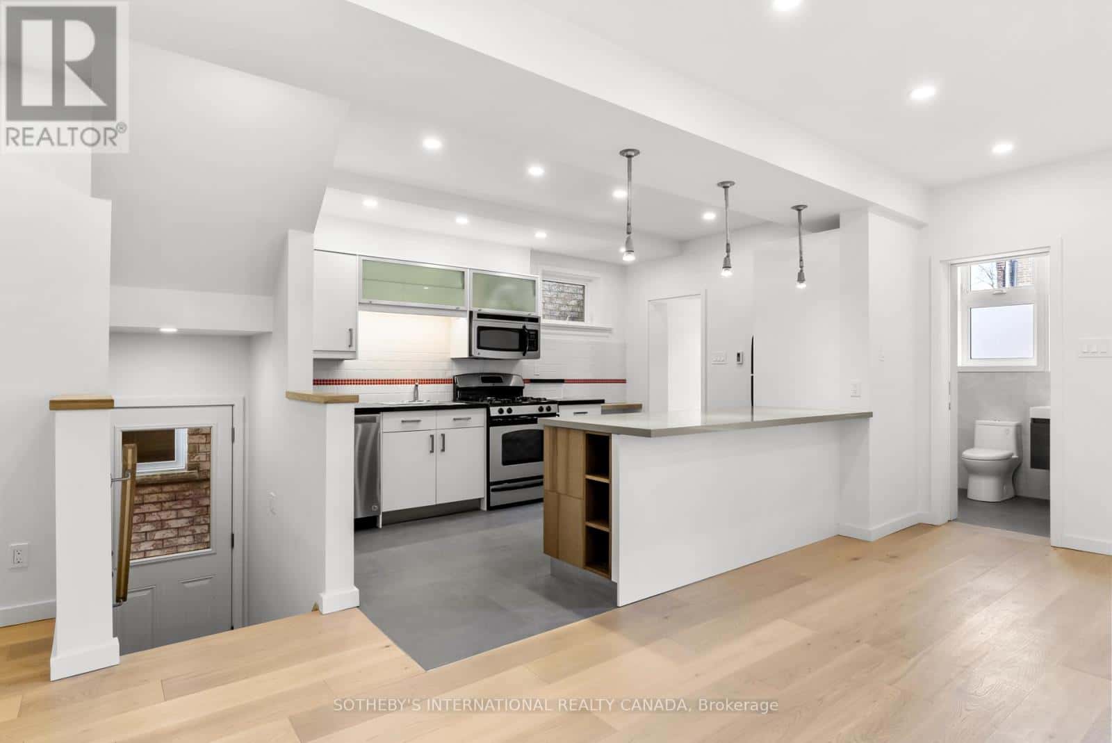 MAIN - 301 EUCLID AVENUE — Toronto (Trinity-Bellwoods), Ontario - Photo 4 of 12