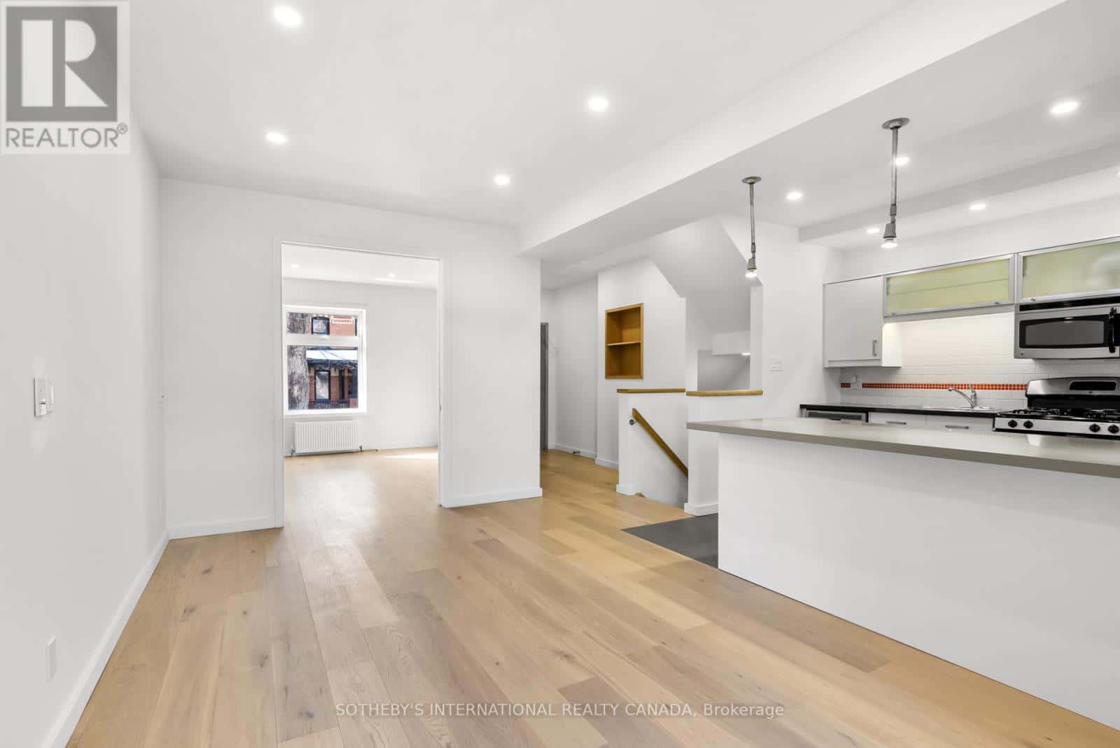 MAIN - 301 EUCLID AVENUE — Toronto (Trinity-Bellwoods), Ontario - Photo 2 of 12