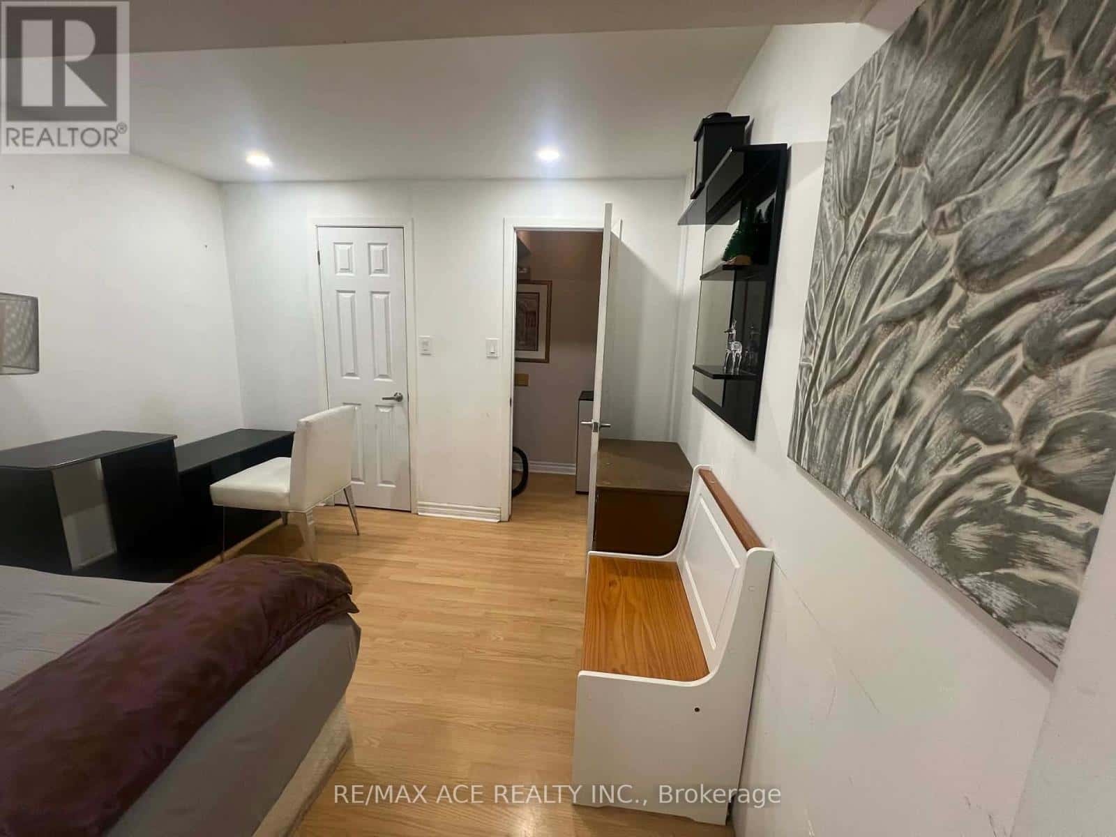 BSMT - 3715 ST CLAIR AVENUE E — Toronto (Cliffcrest), Ontario - Photo 4 of 11