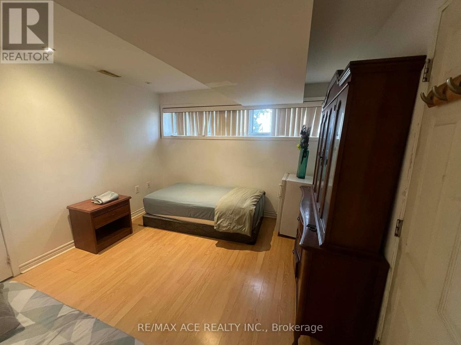 BSMT - 3715 ST CLAIR AVENUE E — Toronto (Cliffcrest), Ontario - Main photo