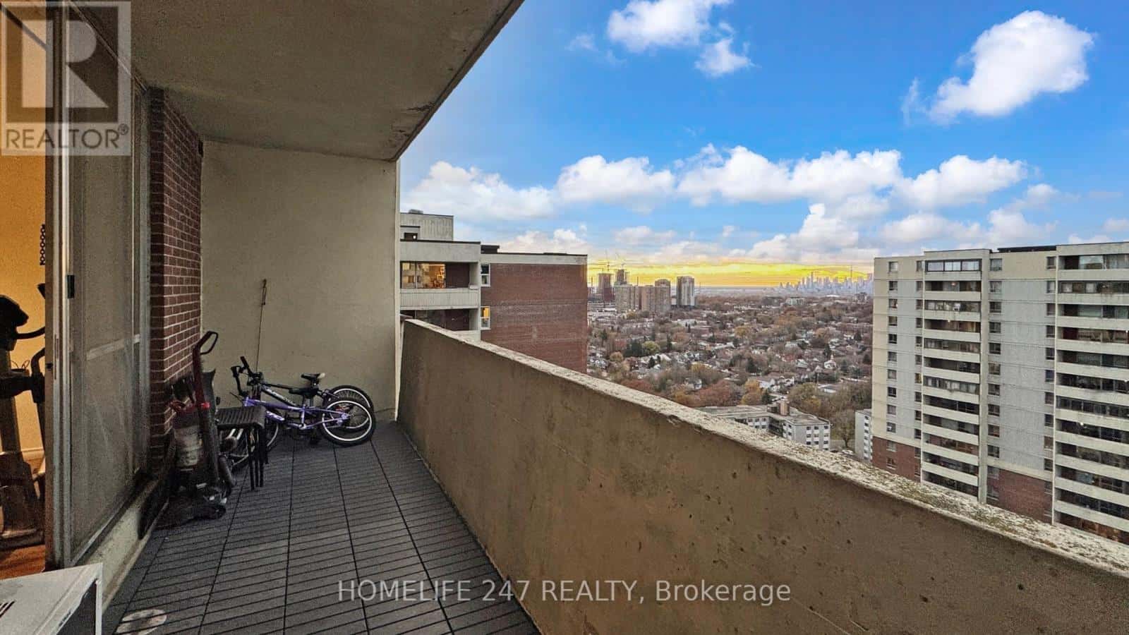 PH 04 - 5 MASSEY SQUARE — Toronto (Crescent Town), Ontario - Photo 2 of 44