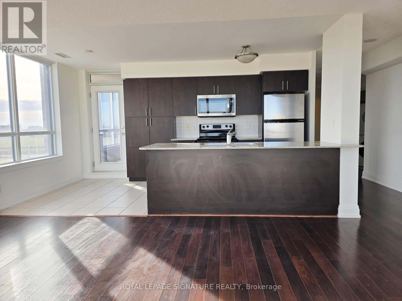 411 - 1060 SHEPPARD AVENUE W — Toronto (York University Heights), Ontario - Photo 2 of 26