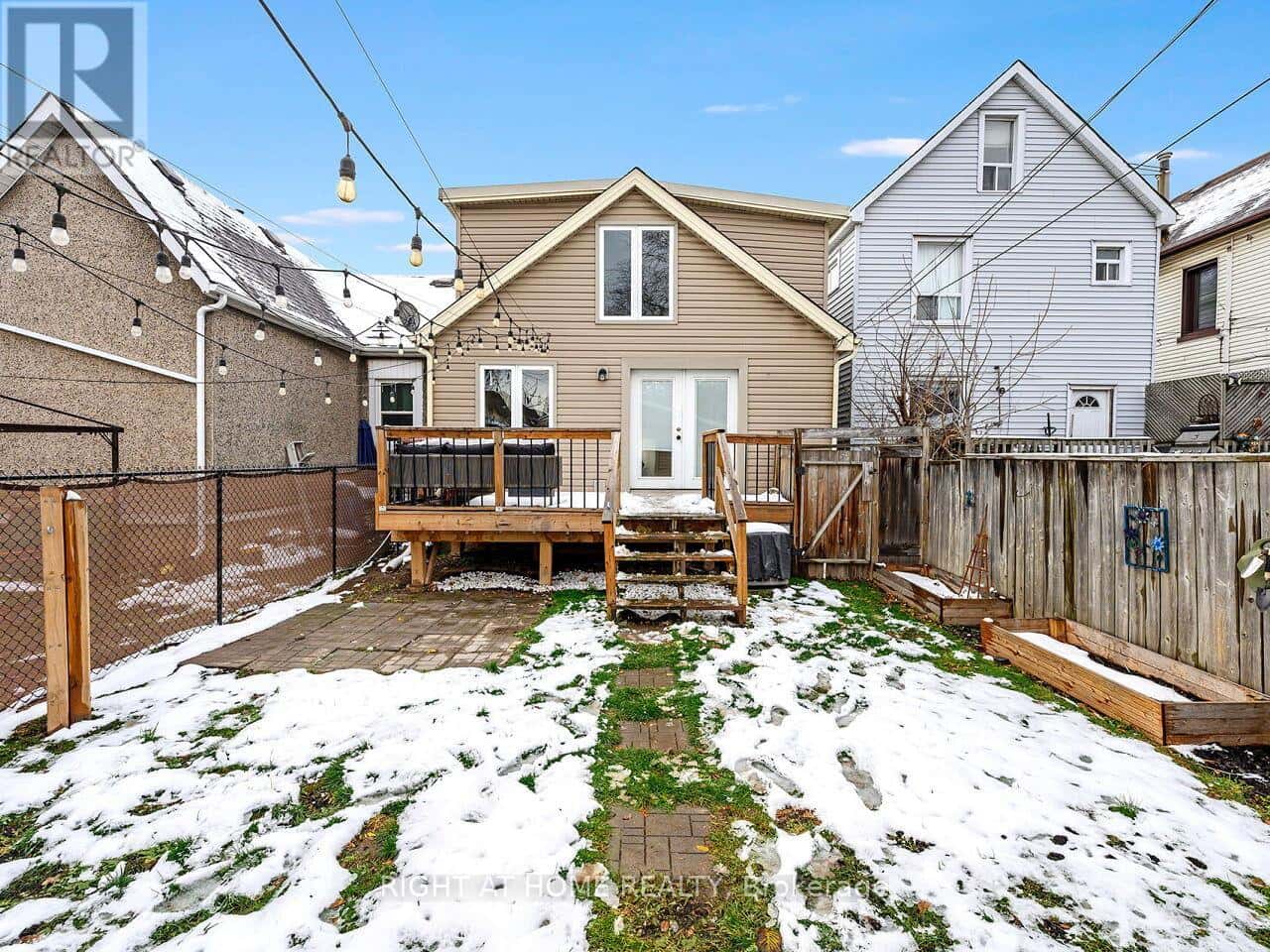 180 ROSSLYN AVENUE N — Hamilton (Crown Point), Ontario - Photo 2 of 38