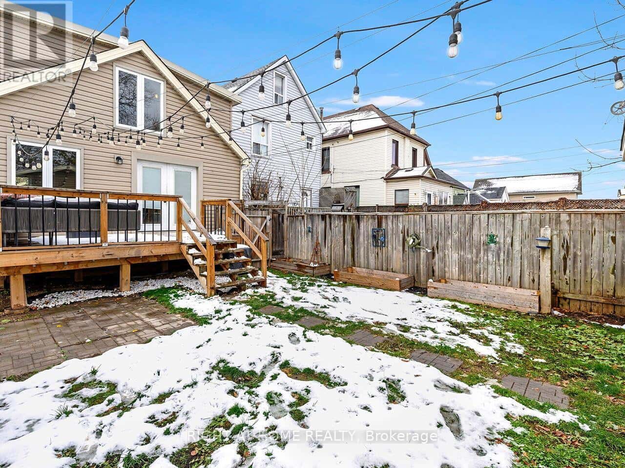 180 ROSSLYN AVENUE N — Hamilton (Crown Point), Ontario - Photo 3 of 38