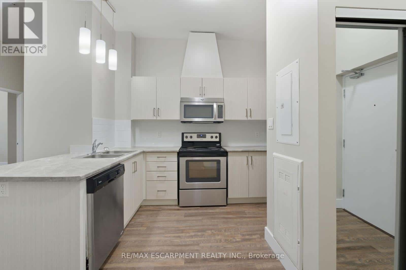 101 - 149 MAIN STREET W — Hamilton (Durand), Ontario - Photo 3 of 23