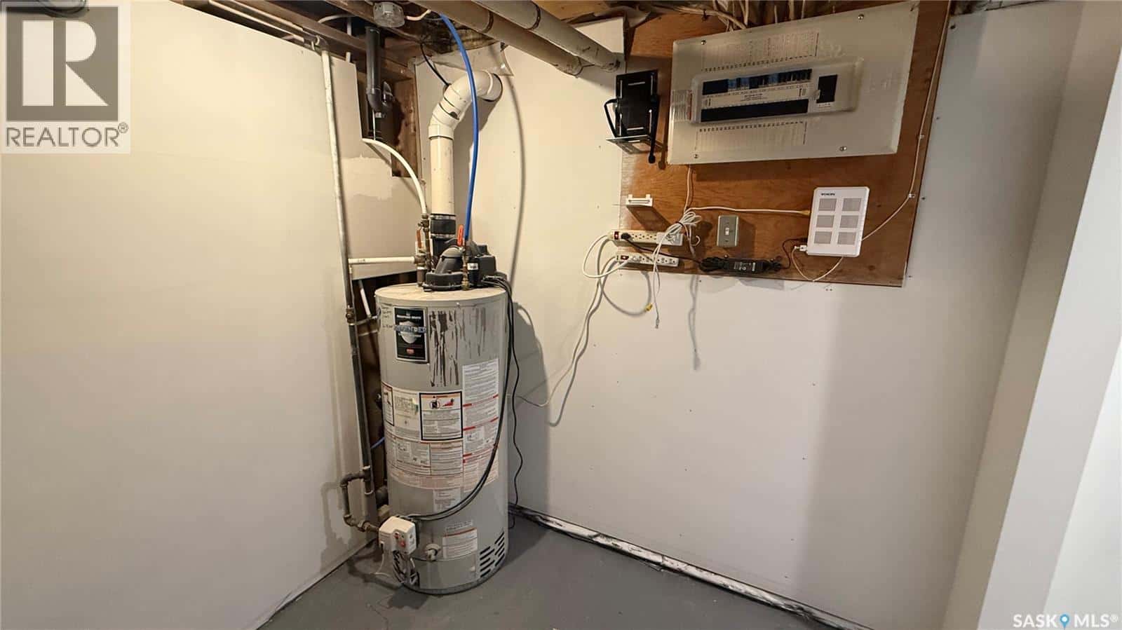 4124 4th AVENUE — Regina, Saskatchewan - Photo 2 of 30