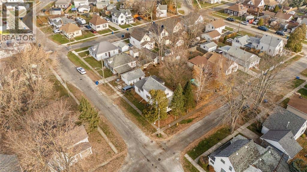 120 HIRAM STREET — Wallaceburg, Ontario - Photo 3 of 31