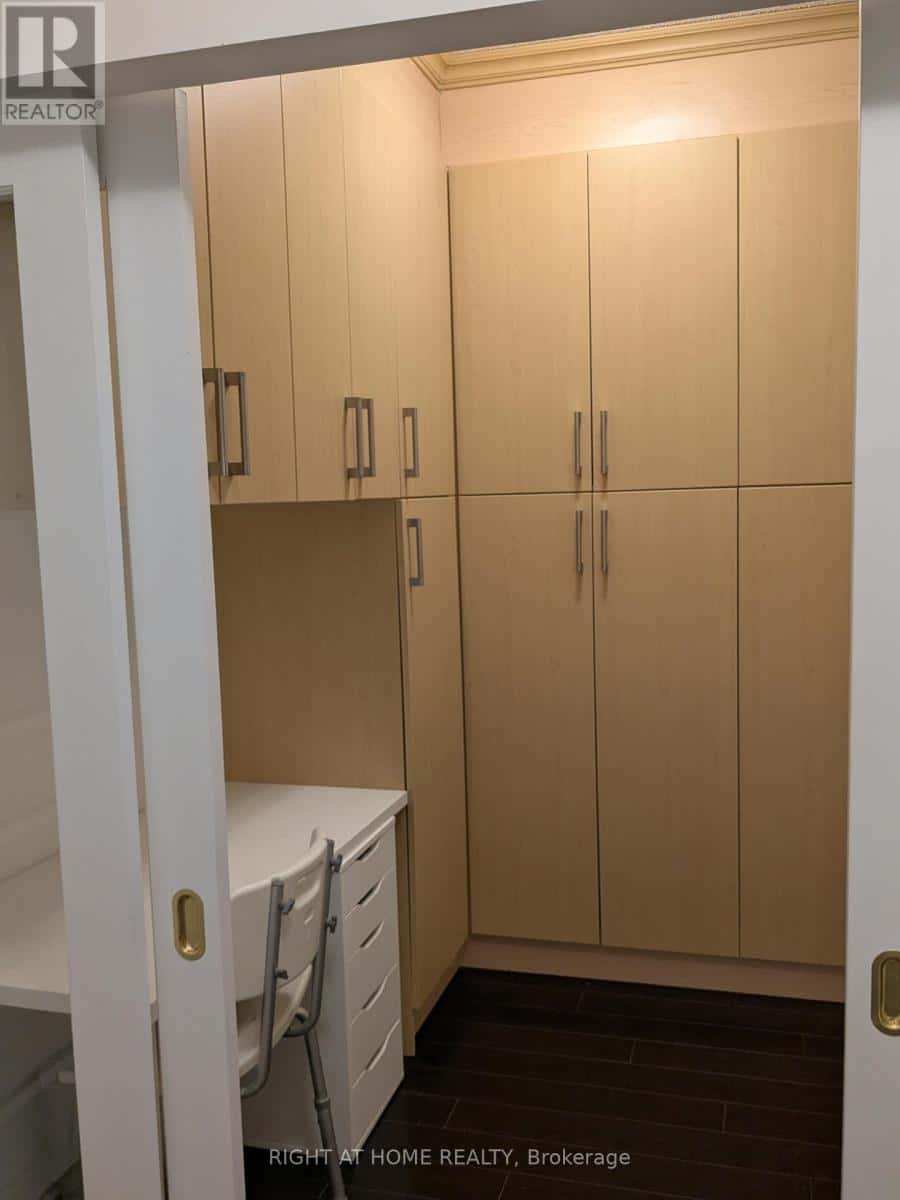 609 - 11211 YONGE STREET — Richmond Hill (Devonsleigh), Ontario - Photo 2 of 22