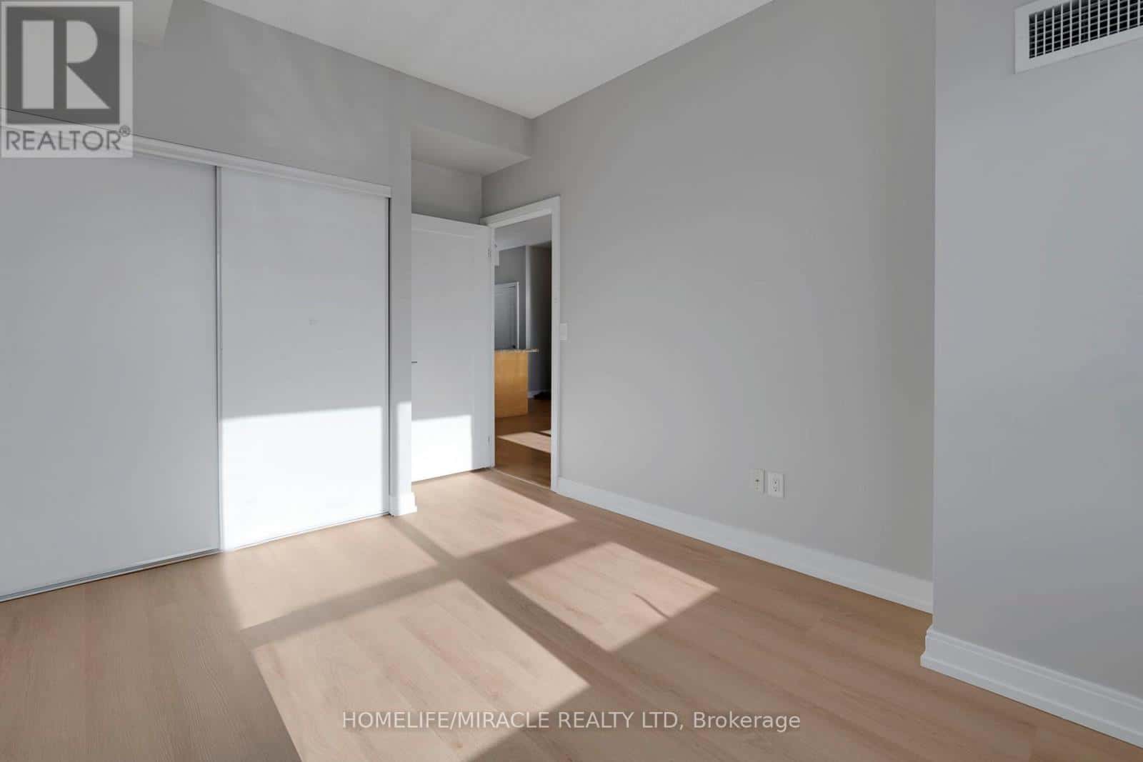 216 - 540 BUR OAK AVENUE — Markham (Berczy), Ontario - Photo 3 of 37